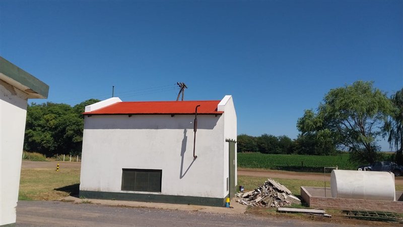 Etapa 22 de la restauración y pintura del galpón rural