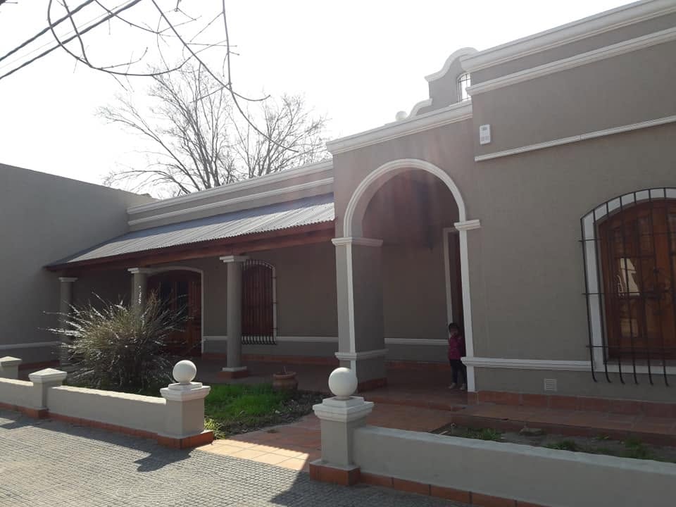 Fachada renovada de una casa residencial en Villa Cañas
