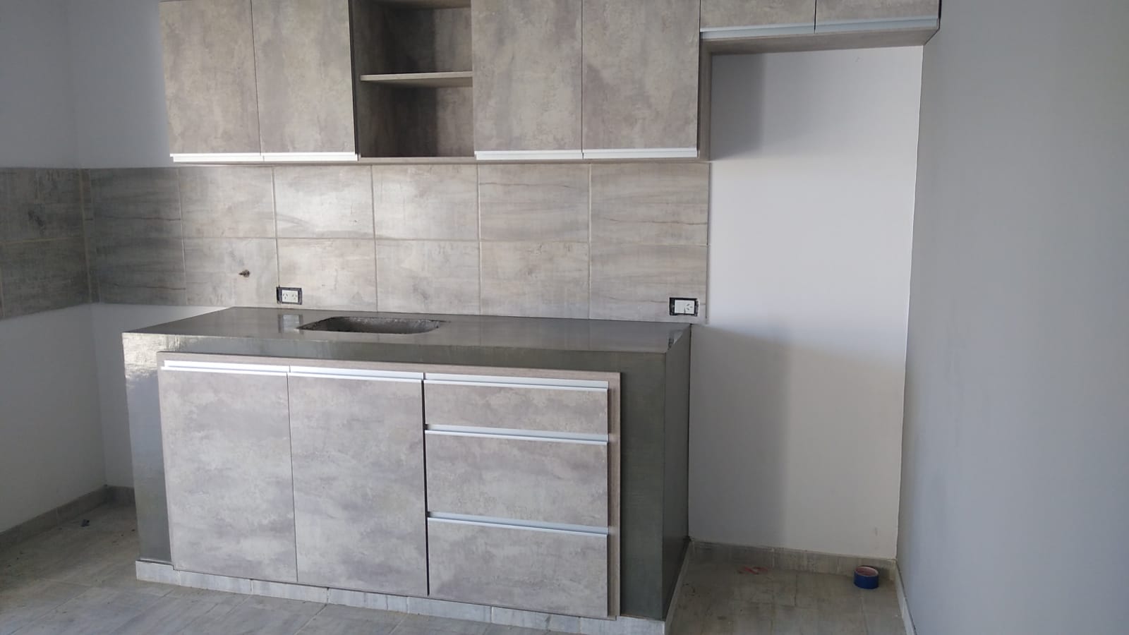 Mesada de hormigón terminada con microalisado